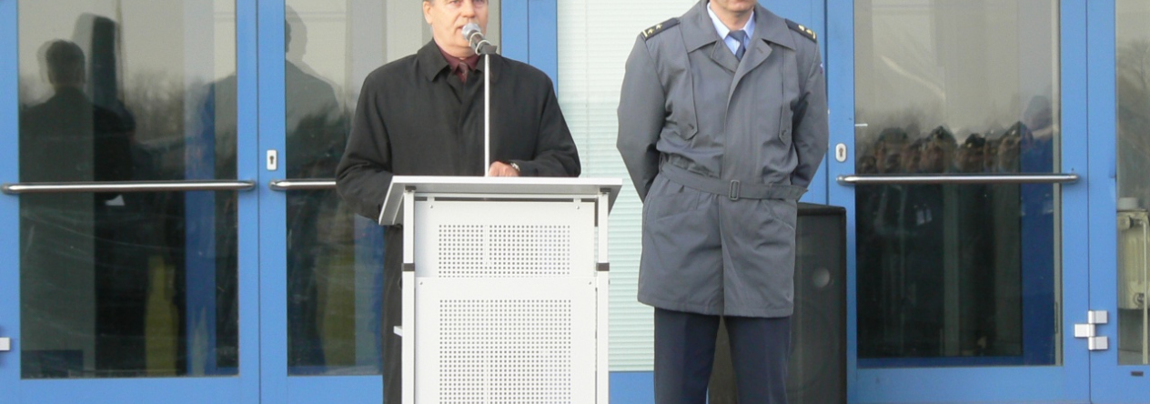 20061110_foto1254_plk_ing_prochazka_jiri_byvaly_velitel_24zdl_a_nacelnik_stabu_zakladny_pplk_ing_jiri_dvorak.jpg