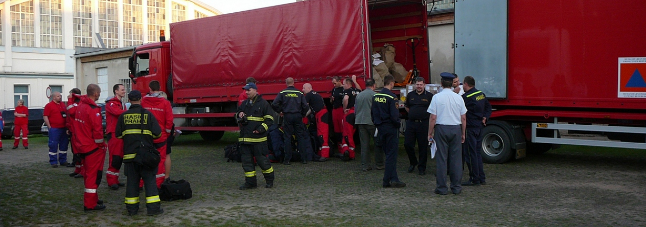 20150519-foto3528-4-tuny-humanitarniho-materialu-dorazily-do-kbel.jpg