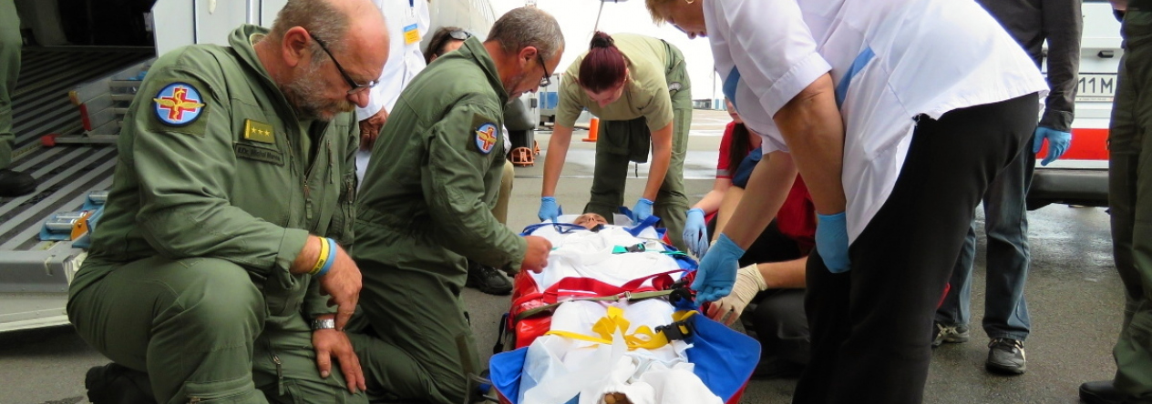 20150715-foto3591-doktor-marecek-prebira-pacienty-na-letisti-v-ukrajine.jpg