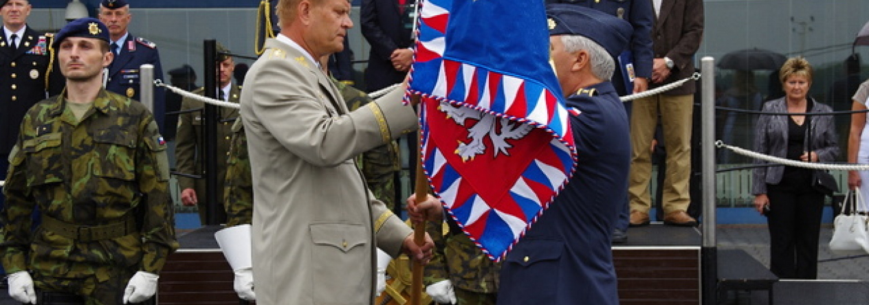 armadni-general-josef-becvar-predava-prapor.jpg