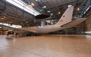 02-letoun-ne-3a-awacs-v-hangaru.jpg