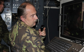 4_prislusnici-3-radiotechnicke-roty-predavaji-hlaseni-o-ruseni.jpg