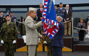 armadni-general-josef-becvar-predava-prapor.jpg