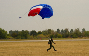 vysadkar-po-seskoku-z-mi-171-pristava-na-letisti.jpg