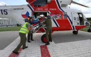 39_vylozeni_pacienta_na_heliportu_fakultni_nemocnice_plzen.jpg